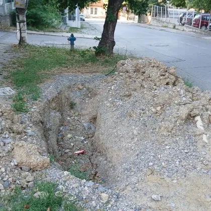 Капан за пешеходци: Незаградена яма стои цял месец в Кюстендил