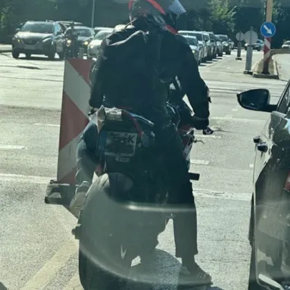 Зацапан или умишлено прикрит? Номерът на моторист предизвика въпроси