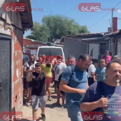 Напрежение в столичния квартал "Филиповци": Тълпа нападна журналисти СНИМКИ