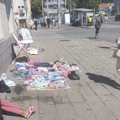 Тротоарът стана битпазар: Снимки от центъра на Сливен взривиха мрежата
