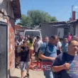 Напрежение в столичния квартал "Филиповци": Тълпа нападна журналисти СНИМКИ