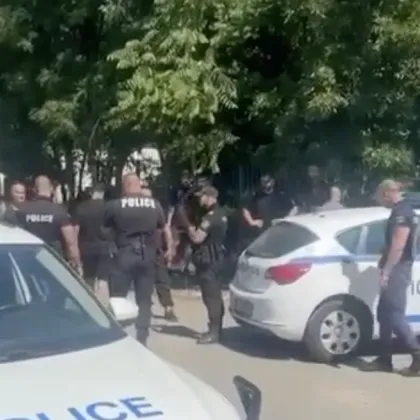 Нахлуване в автомобил, напрежение и десетки полицаи след инцидент с тежка техника в Бургас ВИДЕО