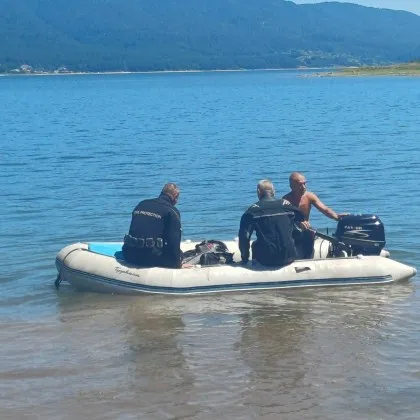 Издирват мъж във водите на Доспат