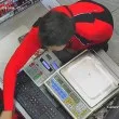 &bdquo;Вземи си каквото ти трябва": Жена бръкна в каса на магазин и вдигна мрежата на крак
