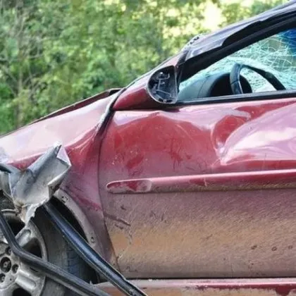 Кола излетя от път и се вряза в дървета, загина 20-годишен