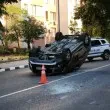 Кола се преобърна по таван на пътя за Бачково и помете паркирани автомобили СНИМКИ