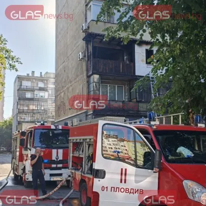 Избухна пожар в блок, мъж висна през прозореца СНИМКИ+ВИДЕО