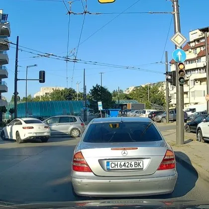 Брутално на червено! Mercedes помете кола в София, еърбеците се отвориха ВИДЕО