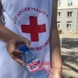 Доброволци от младежкия Червен кръст раздават вода в центъра на София СНИМКИ