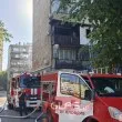 Избухна пожар в блок, мъж висна през прозореца СНИМКИ