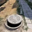 Капан под краката: Жена пропадна в шахта, часове след като мъж я отвори ВИДЕА