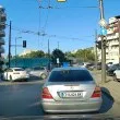 Брутално на червено! Mercedes помете кола в София, еърбеците се отвориха ВИДЕО