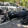 Моторист на задна гума се заби в кола с майка и бебе в Русе ВИДЕО