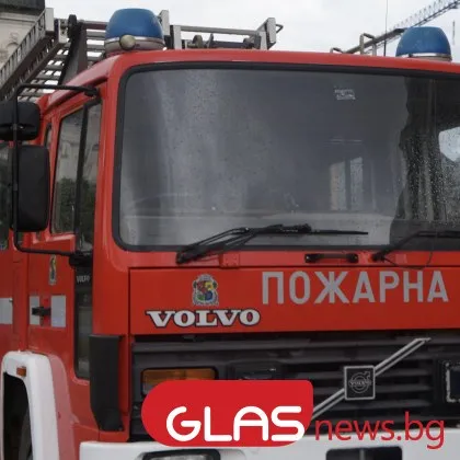Пожар бушува в Блатница, засегна 2 къщи и стопанска постройка