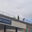 Мъж с костюм на &bdquo;Мрачният жътвар" дебна пациенти от покрива на болница, осъдиха го