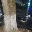 Шофьорка се блъсна челно в дърво, разсеяла се от телефона, 13-годишен пострада тежко СНИМКИ