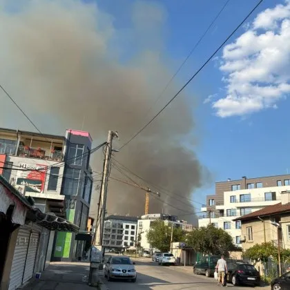 Голям пожар в София: Гъст дим се издига над &bdquo;Левски Г", огънят се разгоря отново СНИМКИ