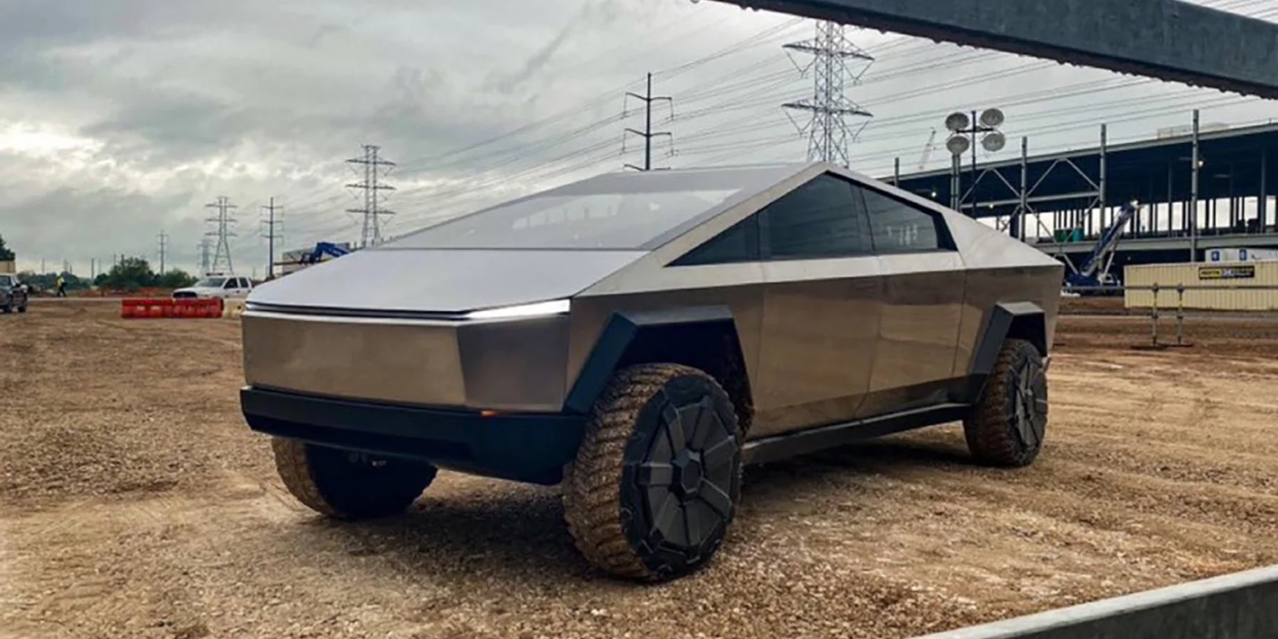 При авария: Астронавтите на НАСА ще бъдат спасявани с Tesla Cybertruck