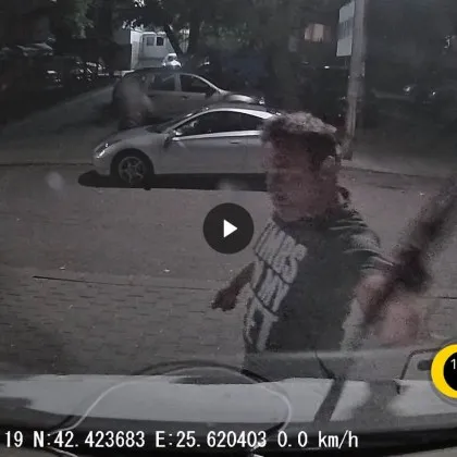 ВИДЕО регистратор хвана мъж да вдига чистачки на бус. Проблем няма, твърди собственикът
