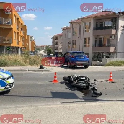 Моторист се заби в кола на Коматевско шосе в Пловдив, откараха го с линейка ВИДЕО