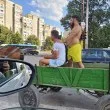 Полпозишън за една конска сила: Каруца изпревари колоната в София СНИМКИ