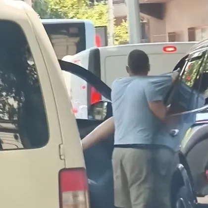 Шофьори се биха на оживено кръстовище в Пловдив ВИДЕО