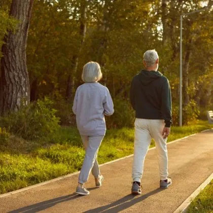 Ходите бързо и след 80? Учените откриха изненадваща връзка с деменцията