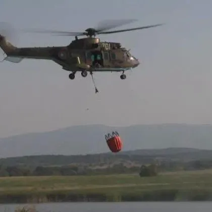 Огънят стигна до къщите на Виноградец! Ми-17 гаси пожара
