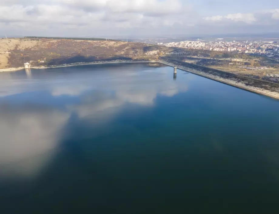 Телефон и джапанки край язовир издали трагедията: откриха тялото на рибар