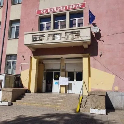 Задържаха директорката на пловдивско школо