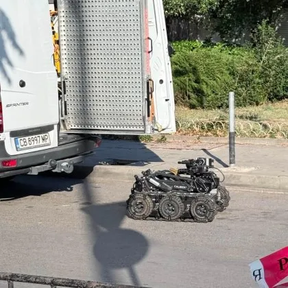 Екшън пред общината в "Люлин", пристигна робот за обезвреждане на бомби СНИМКИ и ВИДЕО