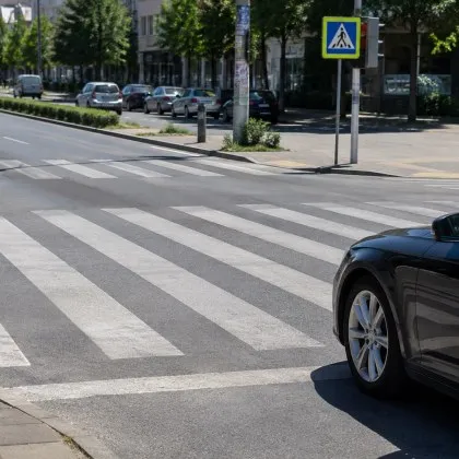 Мерцедес блъсна 21-годишна на пешеходна пътека в Пловдив