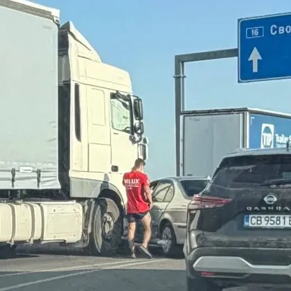 На косъм от меле: ТИР и кола се удариха на Околовръстното в София