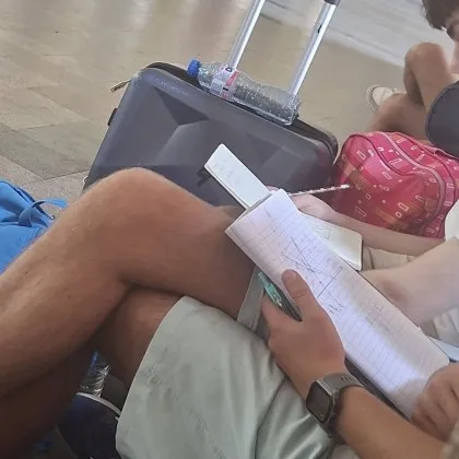 Не всичко е изгубено: Две момчета на гарата в Пловдив върнаха надеждата на непозната