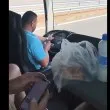 На Бог ли разчита? Шофьор с икони над главата гледа телефона, докато вози десетки по &bdquo;Тракия" ВИДЕО