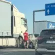 На косъм от меле: ТИР и кола се удариха на Околовръстното в София
