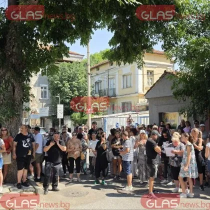 &bdquo;Доживот" и &bdquo;Дайте ги на народа": Протестиращи обградиха съда в Пловдив ВИДЕО СНИМКИ