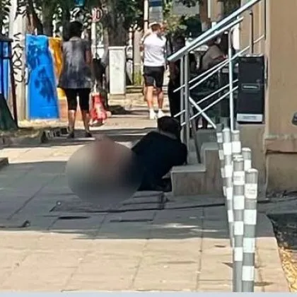 "Това е България?: Пиян и агресивен обикаля гол край елитна гимназия в София СНИМКА