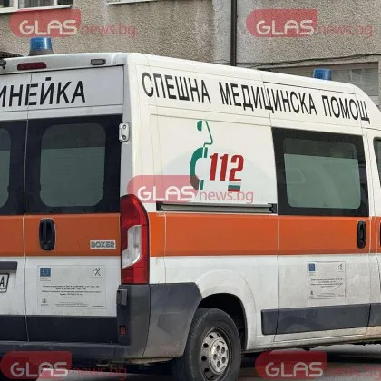 Микробус помете жена край светофар в Перник