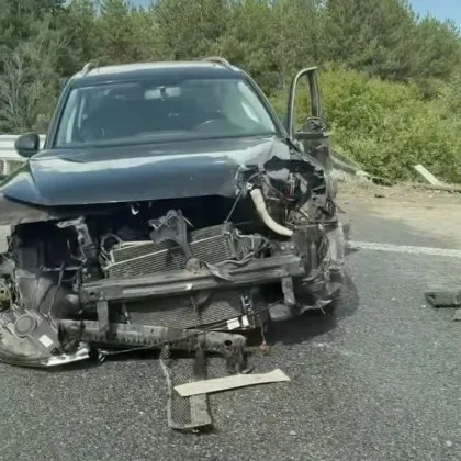 Тежък удар на пътя при Долна Диканя, автомобил е размазан ВИДЕО