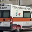 Микробус помете жена край светофар в Перник