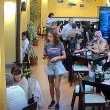 "Жалко е": Обвиниха татуирана дама и младеж за грозен тарикатлък в ресторант ВИДЕО