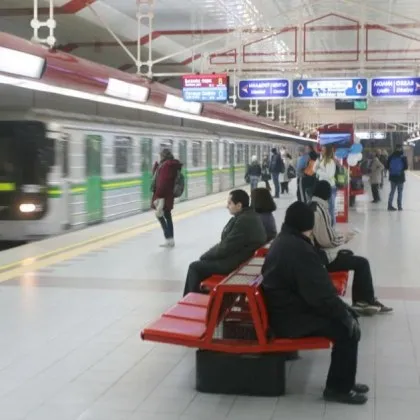 Жена намери немалка сума в метрото и я предаде на полицай, търси се собственикът й