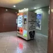 Шумна и светеща машина за телефонни калъфи измести улични музиканти в София СНИМКА