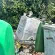 СНИМКА на обърнат контейнер в София отвори тема за реакции и дебат
