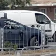 ВИДЕО показва как моторист чупи странично огледно на кола в София след спор