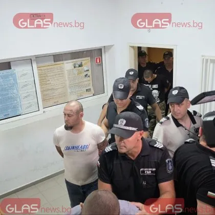 Тримата от &bdquo;Кръв и чест" пред съда в Пловдив, адвокат поиска време да чете делото