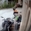 Мъж влезе в частен двор във Варна и задигна ценни инструменти ВИДЕО