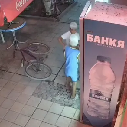 Деца обраха вендинг машини в Плевен, напълниха цяла чанта със сокчета ВИДЕО