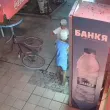 Деца обраха вендинг машини в Плевен, напълниха цяла чанта със сокчета ВИДЕО